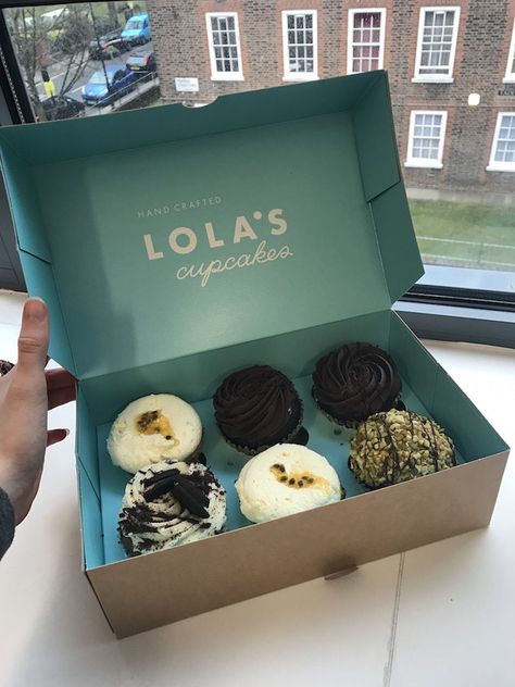 WE LOVE: Lola’s Cupcakes – vegan, gluten-free and sugar-free cake! Healthistas, you CANNOT miss these cakes #vegan # cupcakes #healthy #chocolate #baking Packaging For Cupcakes, Packaging Cupcakes, Cupcakes Packaging Ideas, Cupcakes Packaging, Bakery Products, Cupcake Packaging Ideas, Cupcake Business, Cupcake Boxes Packaging, Bakery Boxes Packaging