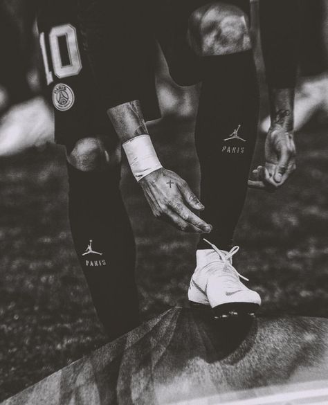 Neymar Black And White, Boots Wallpaper, Black And White Boots, Paris Saint Germain Fc, Neymar Psg, Football Players Photos, Neymar Football, Best Football Players, Football Images