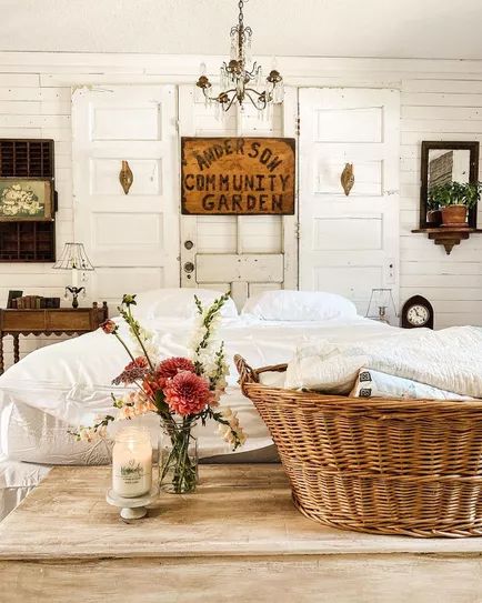 Cottage Farmhouse Bedroom, English Cottage Kitchens, Cottage Style Bedroom, Small Bookcase, Farmhouse Aesthetic, English Cottage Style, Comfortable Furniture, English Design, White Cottage