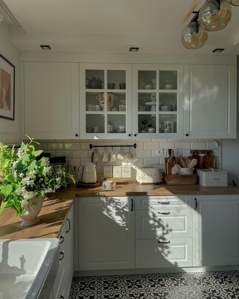 Beige SMEG Toaster | Beige SMEG Kettle | Wodden Kitchen Table | White Countertops and Drawers | Wodden Cutlery | Flower Credit: @/dom_przy_alabastrowej on Instagram Dream House Nyc, Smeg Kettle And Toaster, Smeg Kitchen Ideas Inspiration, Smeg Kitchen Ideas, Smeg Aesthetic, Green Smeg, Kitchen Table White, Kitchen Smeg, Smeg Kettle