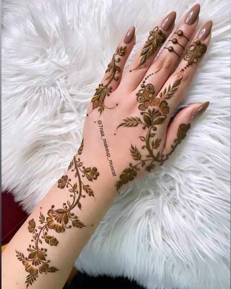 Simple Bridal Henna Designs, Small Beach Tattoo, Bride Mahendi, Tatoos Design, Henna Easy, Tattoos Classy, Small Beach Tattoos, Beach Tattoos, Back Hand Mehndi Design