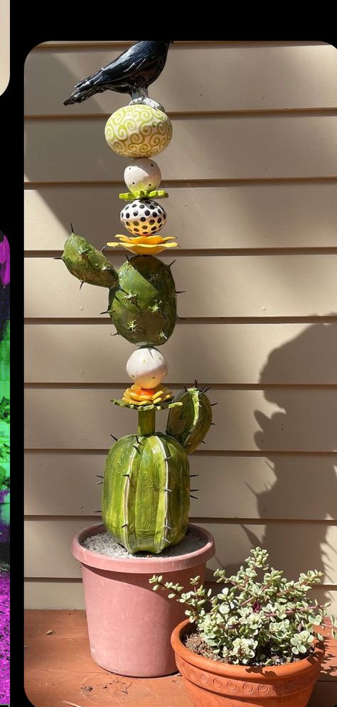 Diy Garden Totems How To Make, Clay Totems, Pottery Totem, Ceramic Totem, Pottery Contemporary, Totem Pole Art, Cactus Ceramic, Garden Totem, Whimsical Flower