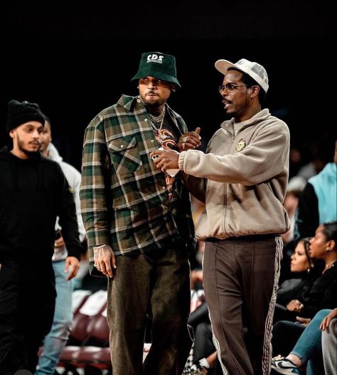 Flannel Streetwear, Chris Brown Photoshoot, Chris Brown Outfits, Chris Brown Style, Chris Brown Pictures, Nba Fashion, Dark Skin Boys, 90s Hip Hop Fashion, Flannel Outfits