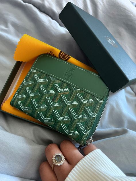 Designer Wallet Aesthetic, Cardholder Aesthetic, Goyard Card Holder, Sneakerhead Room, Green Wallet, Goyard Wallet, Handbag Essentials, Funky Shoes, Fancy Bags