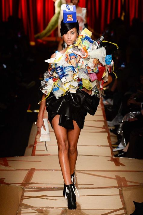 Moschino Fall 2017 RTW Fashion Installation, Trash Fashion, Recycled Dress, Catwalk Fashion, Weird Fashion, Illustration Fashion Design, Recycled Fashion, Upcycled Fashion, Shooting Photo