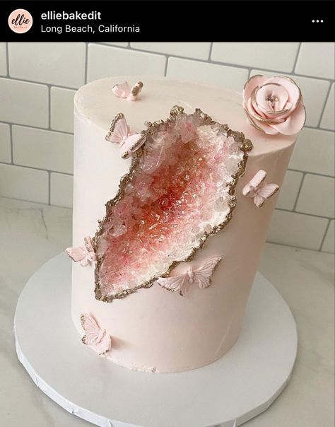 Pink Geode Cake, Queen Cake Ideas, Agate Cake, Jewelry Cake, Pink Geode, Queen Cakes, Geode Cake, Crystal Cake, Queen Jewelry