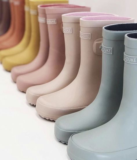 Gum Boots, Rain Boot Outfit, Gum Boot, Cute Rain Boots, Girls Rain Boots, Rain Boots Fashion, Crazy Shoes, Boots Outfit, Hunter Boots