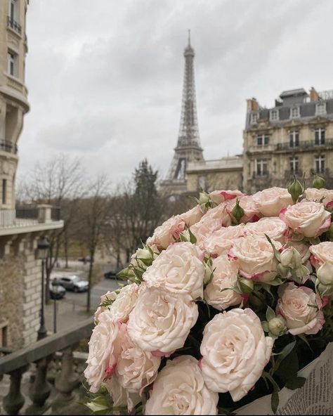 flowers Parisian Aesthetic, France Aesthetic, Paris Dream, Parisian Life, Paris Pictures, Paris Aesthetic, Living In Paris, Flower Therapy, Dream City