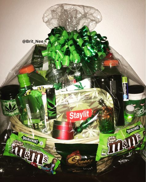 Gift Ideas For Potheads, Smokers Gift Basket Ideas, Valentines Gift For Pothead, Pothead Gift Basket Ideas, Cute Christmas Gifts For Stoners, Package Gift Ideas, Diy Gifts For Stoners, Boyfriend Basket, Birthday Gifts For Stoners