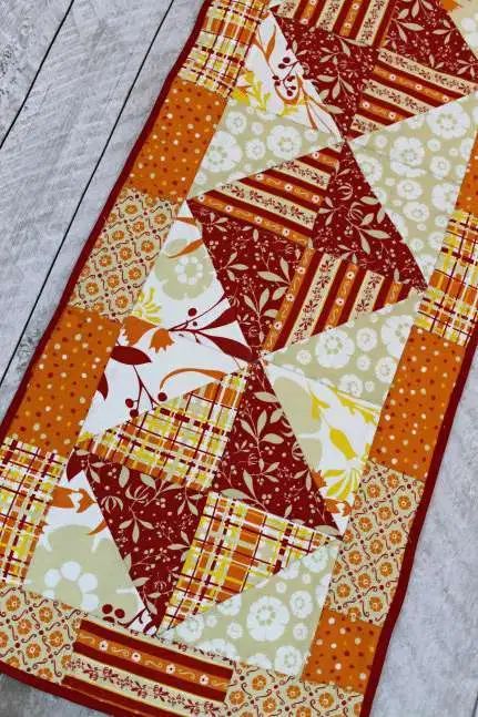 Easy Fall Quilted Table Runner Free Pattern – Quilting Quilted Table Runner Free Pattern, Table Runner Free Pattern, Fall Table Runner Patterns, Quilt Pattern Easy, Fun Table Runner, Fall Runner, Quilt Decor, Christmas Table Runner Pattern, Fall Sewing Projects