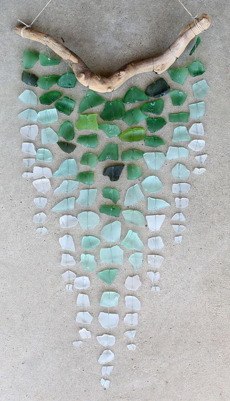 rocks and wire....how pretty is this??!!?? Sea Glass Wind Chime, Carillons Diy, Driftwood Mobile, Diy Ombre, Glass Wind Chimes, Deco Nature, Diy Wind Chimes, Art And Crafts, Whimsical Garden