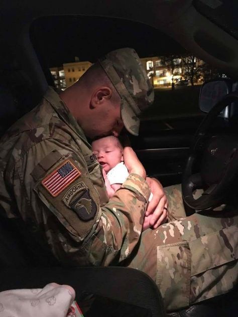 Picture via Bobbie McNeely Navy Couple, Marine Corps Wedding, Army Husband, Army Baby, Military Relationships, Soldier Love, Military Wives, Kids Goals, Army Couple