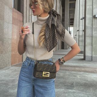 Victoria Fox Style, Victoria Fox Outfits, Top And Jeans, Elegant Outfit Classy, Hottest Fashion Trends, Casual Summer Outfit, Look Vintage, Casual Summer Outfits, Casual Look