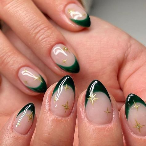 Cute Nail Ideas For Graduation, Green Biab Nail Design, Green And Gold Biab Nails, Green Gold Manicure, Green Gold Star Nails, Emerald Green Nail Inspo Almond, Green Nails With Gold Stars, Green Gold Nail Art, Graduation Nails Green