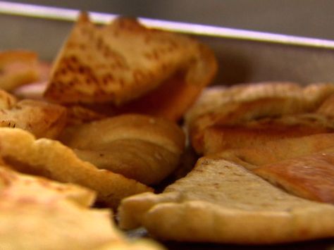 Toasted Pita Chips from Barefoot Contessa. Super easy, super tasty. Skipped the pepper & used whole wheat pitas. Pita Chips Recipe, Homemade Pita Chips, Ina Garten Recipes, Whole Wheat Pita, Recipes Appetizers And Snacks, Pita Chips, Chips Recipe, Pita Bread, Best Appetizers