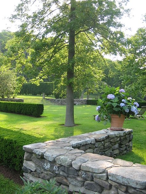 A New Look for Gil Schafer - Quintessence Gil Schafer, Diy Garden Landscaping, Stone Walls Garden, Stone Fence, Walled Garden, Wall Garden, Garden Stones, Retaining Wall, Shade Garden