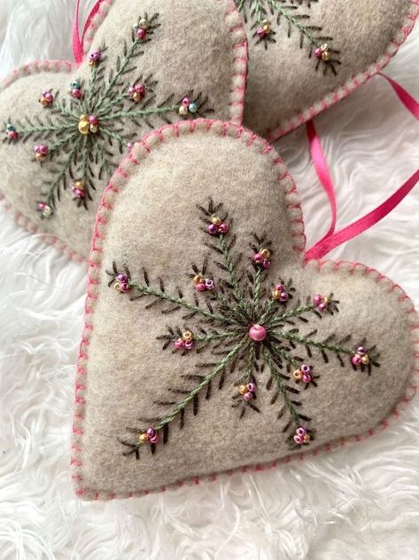 Sweet Christmas Tree, Wool Felt Projects, Felt Crafts Christmas, Felt Christmas Decorations, Felt Embroidery, Felt Heart, Felt Decorations, Sweet Christmas, 자수 디자인