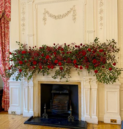 Red Roses Christmas Decor, Fireplace Flowers Wedding, Red Flower Wedding, Wedding Mantle, Fireplace Wedding, Fireplace Backdrop, Red Flower Arrangements, Wedding Fireplace, Fall Fireplace