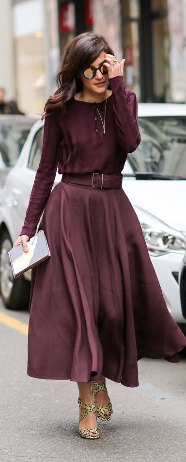 Bordeaux Top & Full MaxiSkirt & Print Sandal heels. Sandal Heels, Burgundy Dress, 가을 패션, London Fashion, Simple Dresses, Feminine Style, Look Fashion, Modest Fashion, Beautiful Outfits