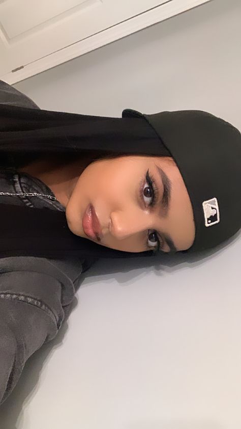 Black Hijabi Girl, Hijab Streetwear, Black Hijab, Hijabi Fits, Stile Hijab, Modern Hijab Fashion, Muslim Outfits Casual, Hijabi Aesthetic, Dope Outfits For Guys