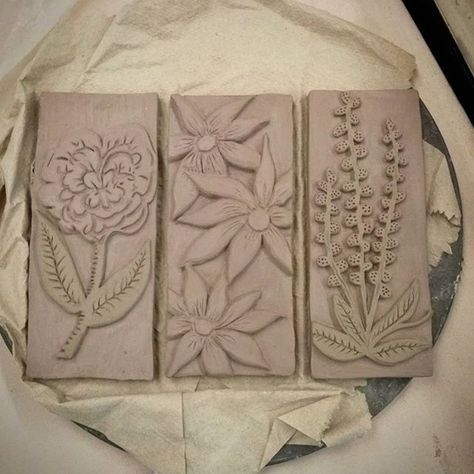 Flower Clay Tiles Design, Subtractive Ceramics, Relief Ceramic Tiles, Texture Clay Ideas, Ceramic Slabs Tiles, Pottery Tiles Ideas, Clay Tiles Designs, Clay Relief Tiles, Clay Relief