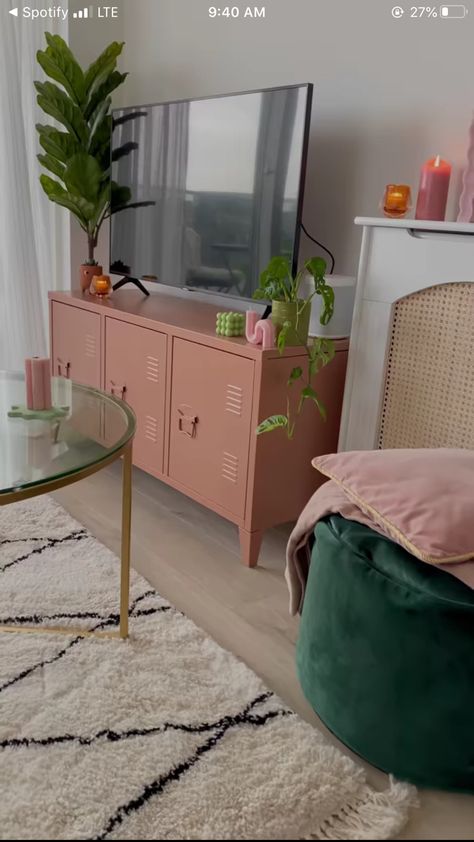 Feminine Apartment Decor, Creative Living Room Ideas, Studio Vibes, Wallpapers Home, Apartment Vibes, Home Decor Aesthetic, Aesthetic Home Decor, Dekorasi Kamar Tidur, Kitchen Home Decor