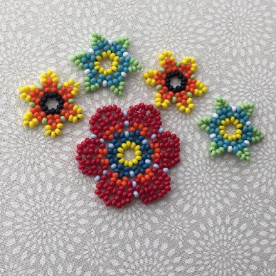 Beaded Flower Embroidery, Flowers List, Huichol Beading, Huichol Pattern, Anting Manik, Beaded Daisy, Flowers Beads, Beaded Flowers Patterns, Seed Bead Flowers