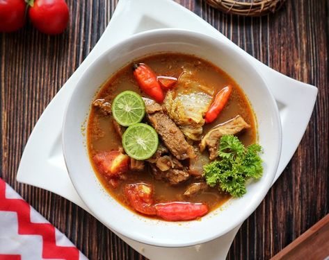 Tongseng sapi khas Solo ini bisa jadi obat kangen. Dagingnya empuk dengan rempah yang komplet. Meskipun tanpa santan rasanya tetap gurih mantap. Chewy Sugar Cookie Recipe, Boiled Beef, Slow Cooker Chili Recipe, Seafood Mix, Mushroom Broth, Berbuka Puasa, Food Pic, Chicken Enchilada Soup, Chewy Sugar Cookies