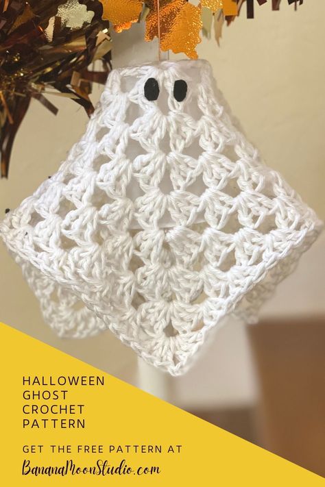 Free Halloween ghost crochet pattern from Banana Moon Studio. Crochet this easy, adorable little ghost with the free pattern and hang it from a banister, rearview mirror, cabinet knob, or mantle. This is a cute crochet Halloween project for decorating for the spooky season. The free pattern is written in US terms and includes detailed photos to show how to put it together. Halloween Crochet Projects, Easy Crochet Projects For Beginners, Ghost Crochet Pattern, Wings Tutorial, Ghost Crochet, Crochet Ghost, Halloween Amigurumi, Diy Wings, Candy Corn Halloween