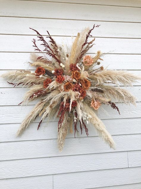 Create a stunning focal point for your Western wedding with our rust terracotta arch flower decor, featuring boho pampas accents for a natural, elegant touch. This handcrafted pampas wedding swag adds timeless beauty to your boho wedding arch, perfect for a rustic Western ceremony. 🪶 KEY DETAILS: This listing offers a 45" arch arrangement. *This listing is for a boho and greenery style with terracotta, ivory, blush, cream, sage green and other matching colors within the pallet. Made with high-q Rust Wedding Arch, Spring Ranch Wedding, Desert Rose Wedding Decor, Western Decor Party, Terracotta Flowers, Terracotta And Sage Green Wedding, Boho Western Wedding Decor, Western Wedding Colors Schemes, Western Wedding Decor