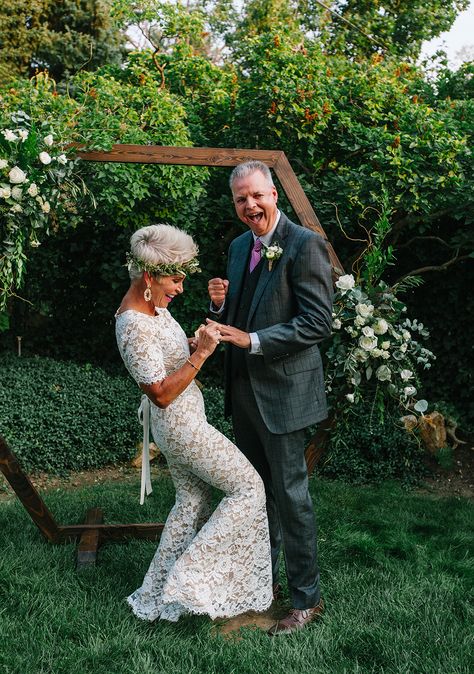 My Wedding Day Was So Magical - Chic Over 50 Over 50 Wedding Dress, Older Bride Dresses, Hairstyles Brides, Chic Over 50, Sheath Wedding, Pink Wedding Dress, Grunge Dress, What To Wear To A Wedding, Age 50