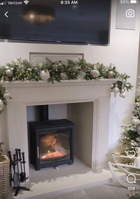 Christmas Decor Fireplace With Tv, Fireplace Decor Ideas Farmhouse, Chimney Christmas Decor, Tv Mantel Decorating Ideas, Over Couch Wall Decor, Over Fireplace Decor Ideas, Mantle With Tv Decorating Ideas, Fireplace Decor With Tv, Mantel Decorating Ideas With Tv