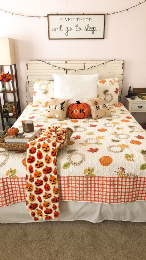 Fall Room Ideas, Holiday Room Decor, Halloween Bedroom Decor, Fall Room Decor, Holiday Bedroom, Fall Bedroom Decor, Halloween Bedroom, Halloween Room Decor, Holiday Room