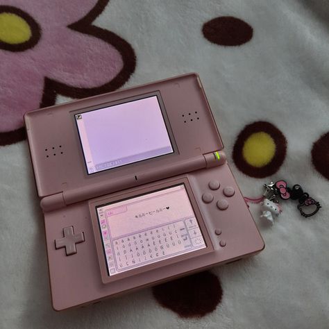 Ds Nintendo Aesthetic, Gaming Pink Aesthetic, Pink Nintendo Ds, Pink Aesthetic Hello Kitty, Pink 3ds, Aesthetic Nintendo, Aesthetic Hello Kitty, Pink Nintendo, Old Nintendo