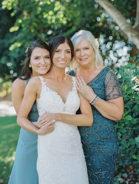 Wedding Photoshoot With Family, Sister Of The Bride Photos, Family Bridal Photos, Bride With Mom Photos, Mom And Bride Photos, Sibling Wedding Photos, Sister And Bride Pictures, Must Have Wedding Photos Families, Sister Wedding Pics