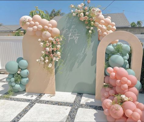 Birthday Arch Backdrop, Dekor Lamaran, Birthday Arch, Chiara Backdrop, Pretty Balloons, Deco Ballon, Princess Birthday Party Decorations, Fairy Garden Birthday Party, Bridal Shower Balloons