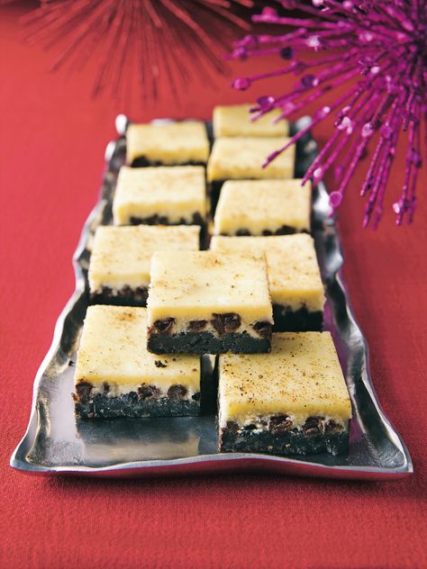 Leftover 'nog hanging out in the fridge? Put it to use in these tasty cheesecake bars, ready for the oven in just 20 short minutes. They're a great make-ahead option for holiday buffets and open houses! Chocolate Eggnog, Eggnog Cheesecake Recipe, Easy Eggnog, Eggnog Cheesecake, Chewy Gingerbread Cookies, Cheesecake Squares, Cheesecake Bar Recipes, Square Recipes, Eggnog Recipe