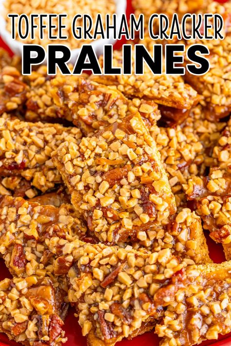 Graham Cracker Pralines, Fantasy Fudge Recipe, Caramel Pecans, Graham Cracker Toffee, Bread Booze Bacon, Dessert Christmas, Praline Recipe, Cracker Candy, Cracker Toffee