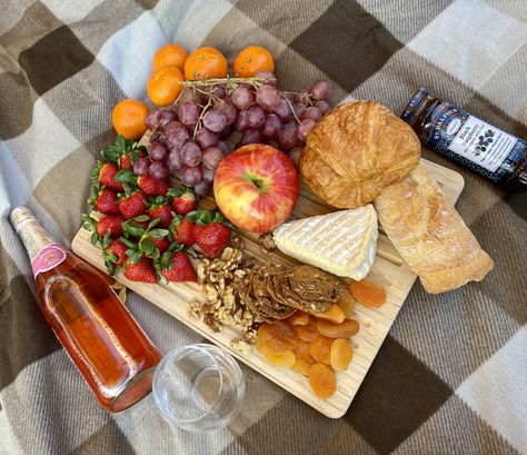 Cottagecore Charcuterie Board, Rose Strawberries, Cottagecore Strawberry, Strawberry Picnic, Cottagecore Food, Food Italy, Picnic Aesthetic, Bridal Shower Planning, City Farm