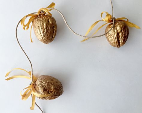 hello, Wonderful - MAKE A GOLD PAINTED WALNUT GARLAND Walnut Garland, Walnut Craft, Solstice Decorations, Hanukkah Game, Cheap Ornaments, Natal Natural, Craft Therapy, Diy Christmas Garland, Gold Acrylic Paint