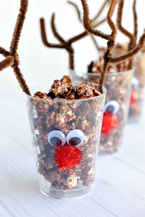 Reindeer Cups Christmas Snack Cups, Reindeer Recipes, Christmas Movie Night Party, Reindeer Popcorn, Movie Night Party Ideas, December Themes, Reindeer Cups, Popcorn Ideas, Night Party Ideas