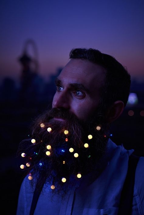 The latest beard decoration trend is the Christmas Beard which used beard lights. London's East Village E20 is offering hipsters a Pimp My Beard service. Crazy Beard, Beard Decorations, Beard Makeup, Glitter Beards, Flower Beard, Shoulder Haircut, Girls Hairdos, Beard Designs, Roasted Pumpkin Seeds