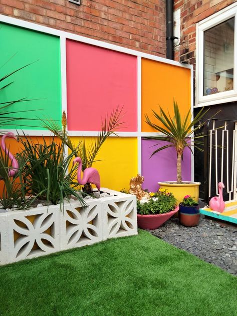 Eclectic Outdoor Spaces, Colorful Backyard Ideas, Mid Century Outdoor, Hall Wallpaper, Colorful Patio, Modern Outdoor Living, 70s House, Outdoor Play Spaces, Retro Interior Design