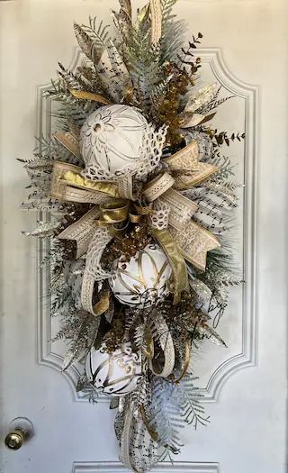 DesignsbyJordanTX - Etsy Deco Mesh Swag, Winter Swag, Winter Wreath Diy, Christmas Decorations Diy Crafts, Christmas Centers, Christmas Swag, Evergreen Wreath, Swag Wreath, Christmas Arrangements