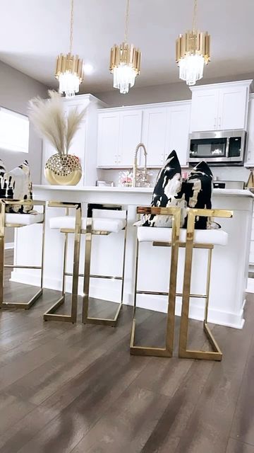 Black White Gold Kitchen Decor, Boujee Kitchen Decor, Hollywood Glam Home Decor, Hollywood Glam Kitchen, Glam Kitchen Decor Ideas, Gold Kitchen Decor, Home Decor Glam, Housing Decor, Glam Kitchen Decor