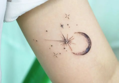 101 Best Shooting Star Tattoo Meaning - Everything You Need To Know! - Outsons Shooting Star Tattoos, Star Tattoo On Shoulder, North Star Tattoos, Star Tattoos For Men, Moon Star Tattoo, Star Tattoo Meaning, Tattoo Sonne, Shooting Star Tattoo, Small Star Tattoos