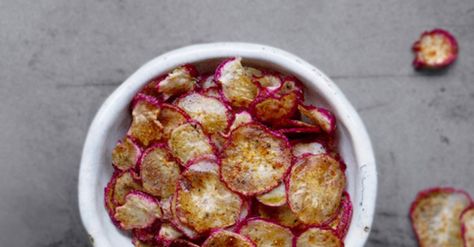 Chips Radis assaisonnées Radish Chips, Kris Carr, Plats Healthy, Sweet Paprika, Radish Recipes, Tiny Treats, Easy Eat, Radishes, Marzipan