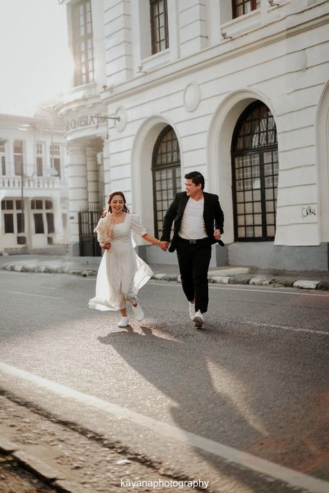 Pre Wedding Photoshoot City, Sydney Prewedding, Wedding Photoshoot Vintage, Style Korea Casual, Prewed Simple, Pose Foto Pernikahan, Post Wedding Ideas, Prewed Photoshoot, Couples Candid Photography