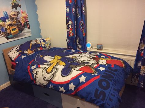 Sonic bedroom. Bed and curtains Sonic The Hedgehog Bedroom, Hedgehog Bedroom, Sonic Bedroom Ideas, Sonic Bedroom, Hedgehog Room, Bedroom For Boys, Video Game Bedroom, Retro Room Ideas, Themed Hotel Rooms