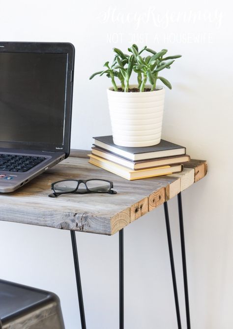 Alcove Desk, Hairpin Legs Diy, Diy Wood Desk, Diy Standing Desk, Reclaimed Wood Desk, Desk Diy, Barn Wood Projects, Reclaimed Wood Projects, Simple Desk